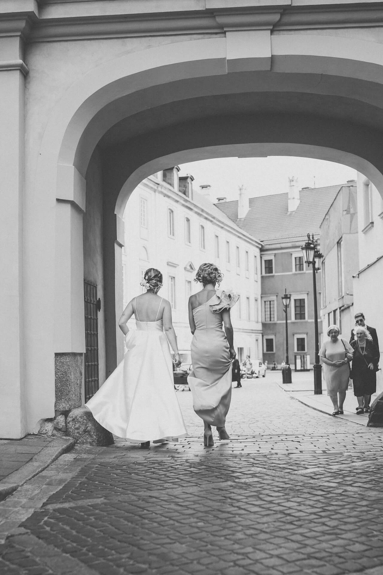 Panna młoda i świadkowa – przygotowania do ślubu Warszawa