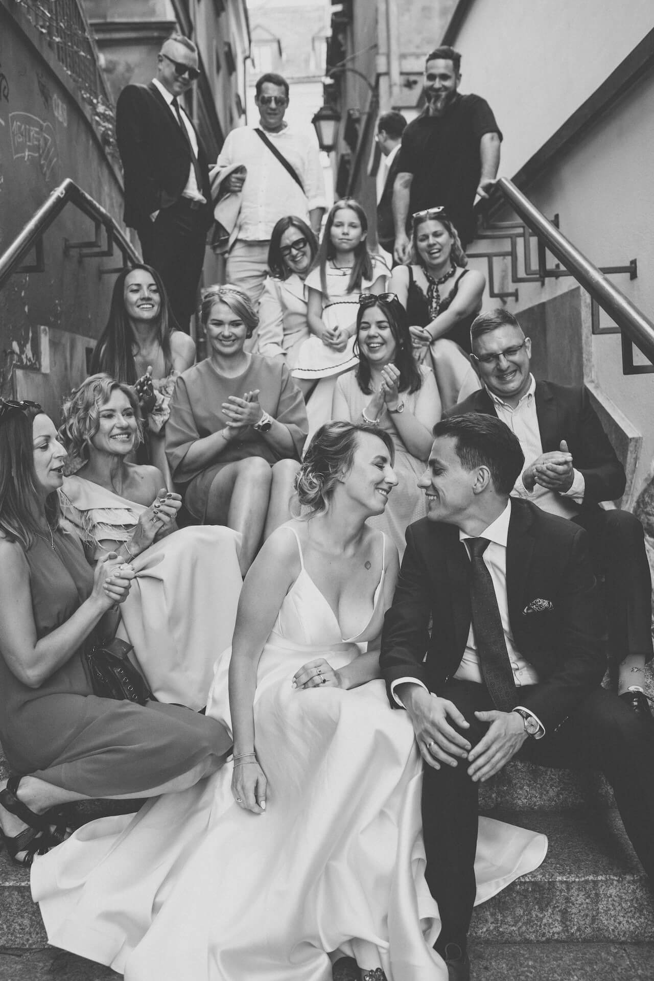 Sesja ślubna Warszawa starówka – zdjęcia z gośćmi