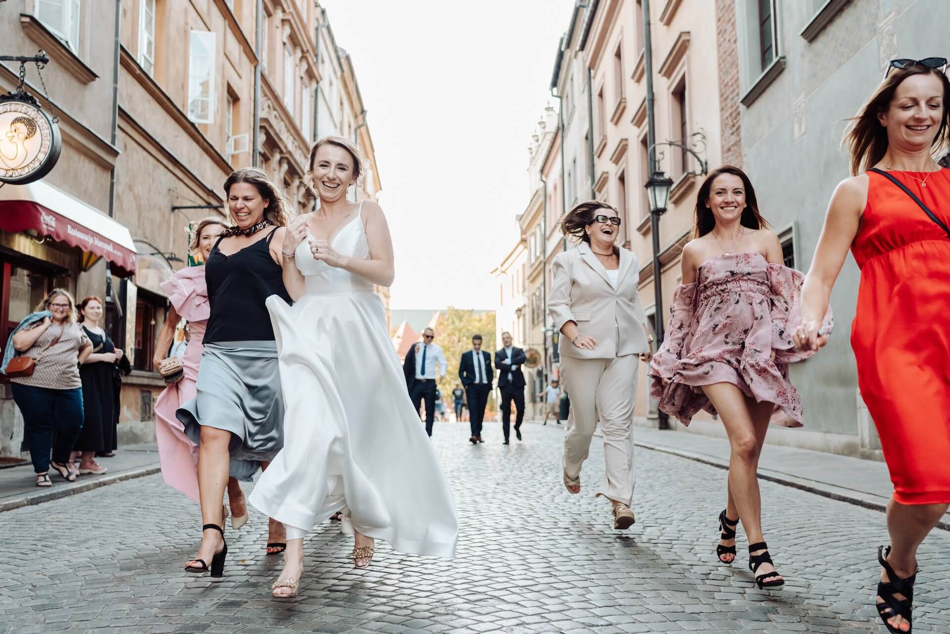 Sesja ślubna z druhnami na luzie – starówka Warszawa