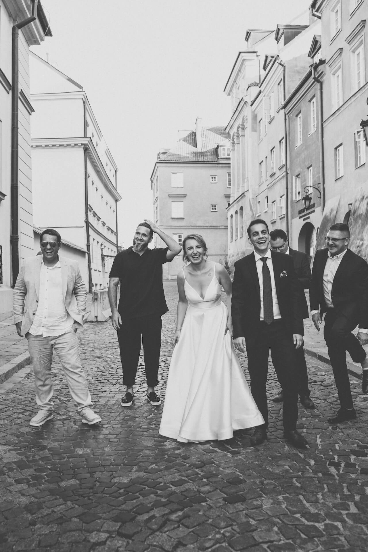 Spontaniczna sesja ślubna z gośćmi Warszawa Stare Miasto
