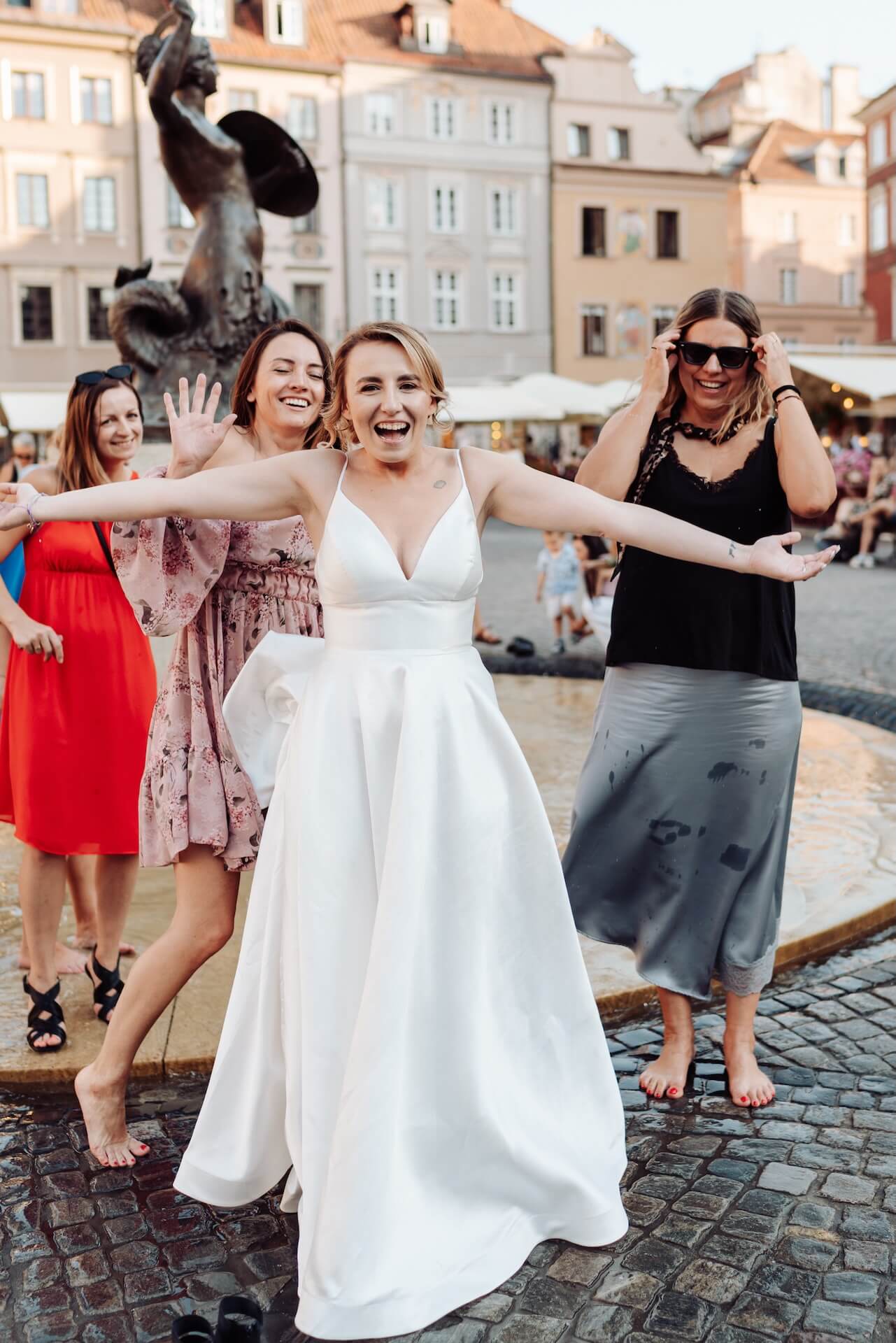 Zdjęcia w dniu ślubu z przyjaciółkami – starówka Warszawa