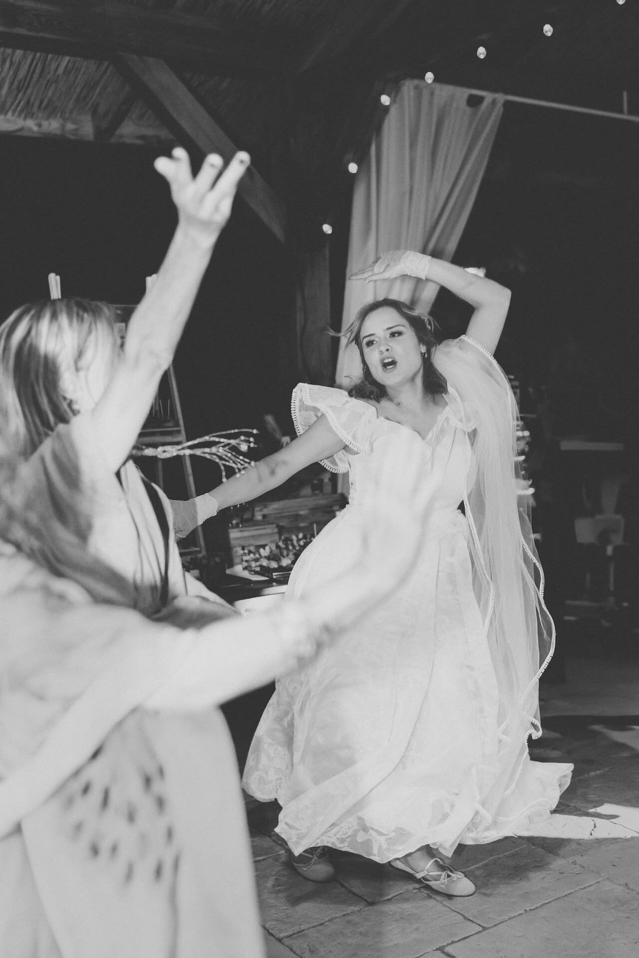 Fotograf na slub bez spiny fotograf na wesele w plenerze siedlisko malcanow panna mloda w tancu z przyjaciolkami