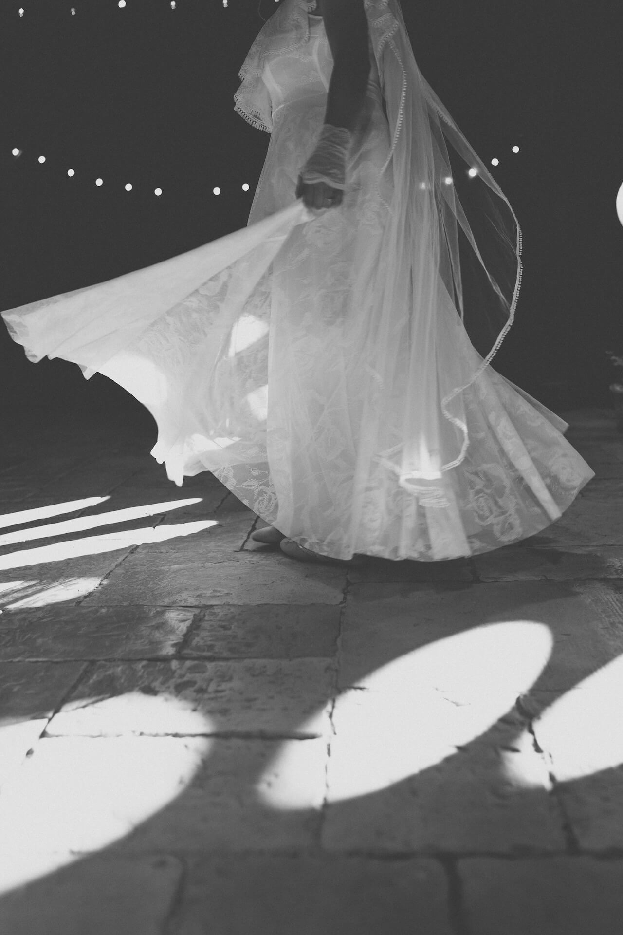 Fotograf na slub warszawa detal suknia panny mlodej w ruchu w swietle reflektorow