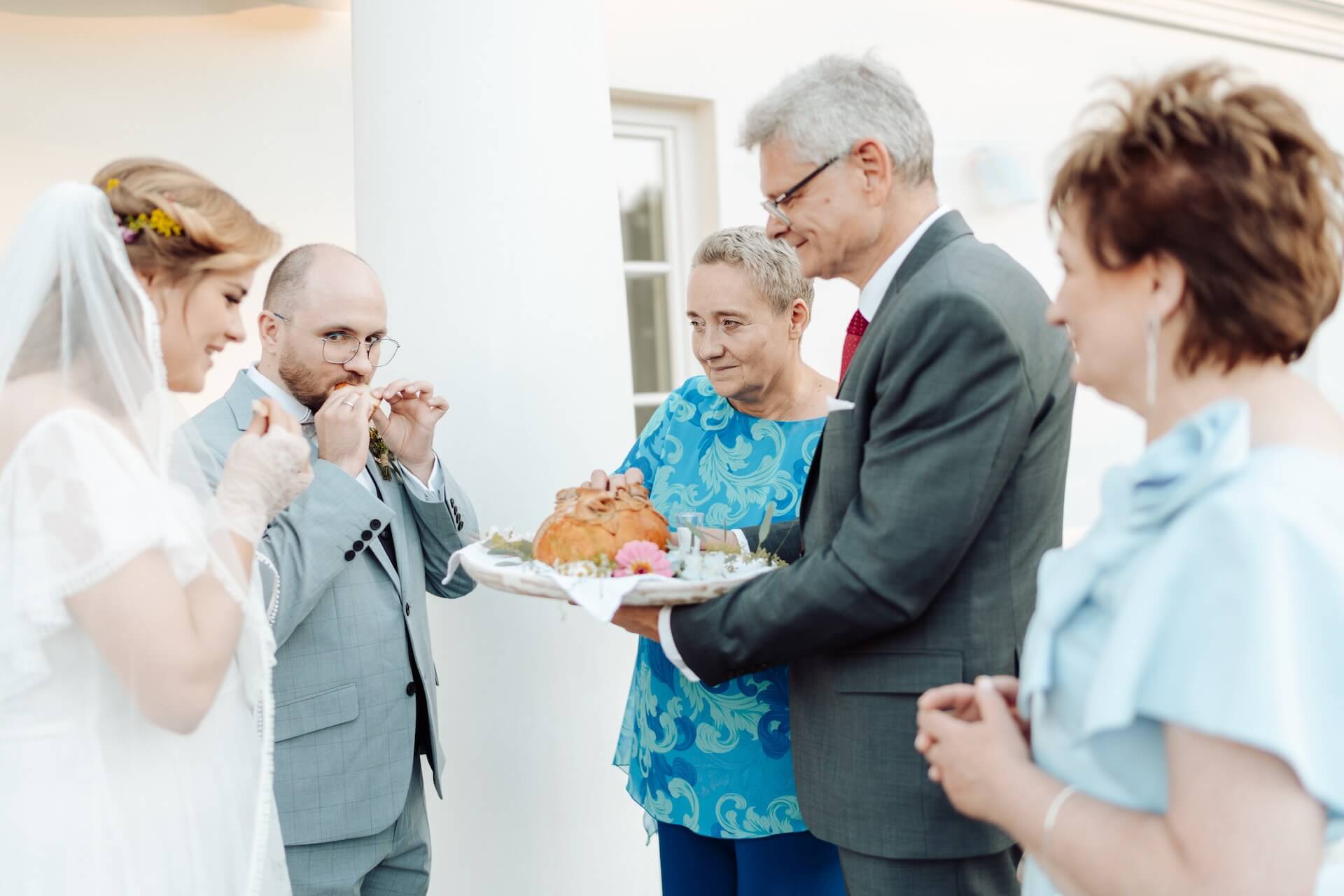 Fotograf na wesele plenerowe mazowsze witanie mlodych chlebem i sola przez rodzicow