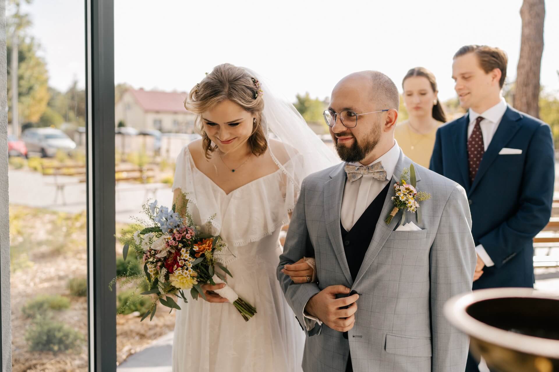 Fotograf slubny wiazowna kosciol wejscie mlodych i swiadkow do kosciola
