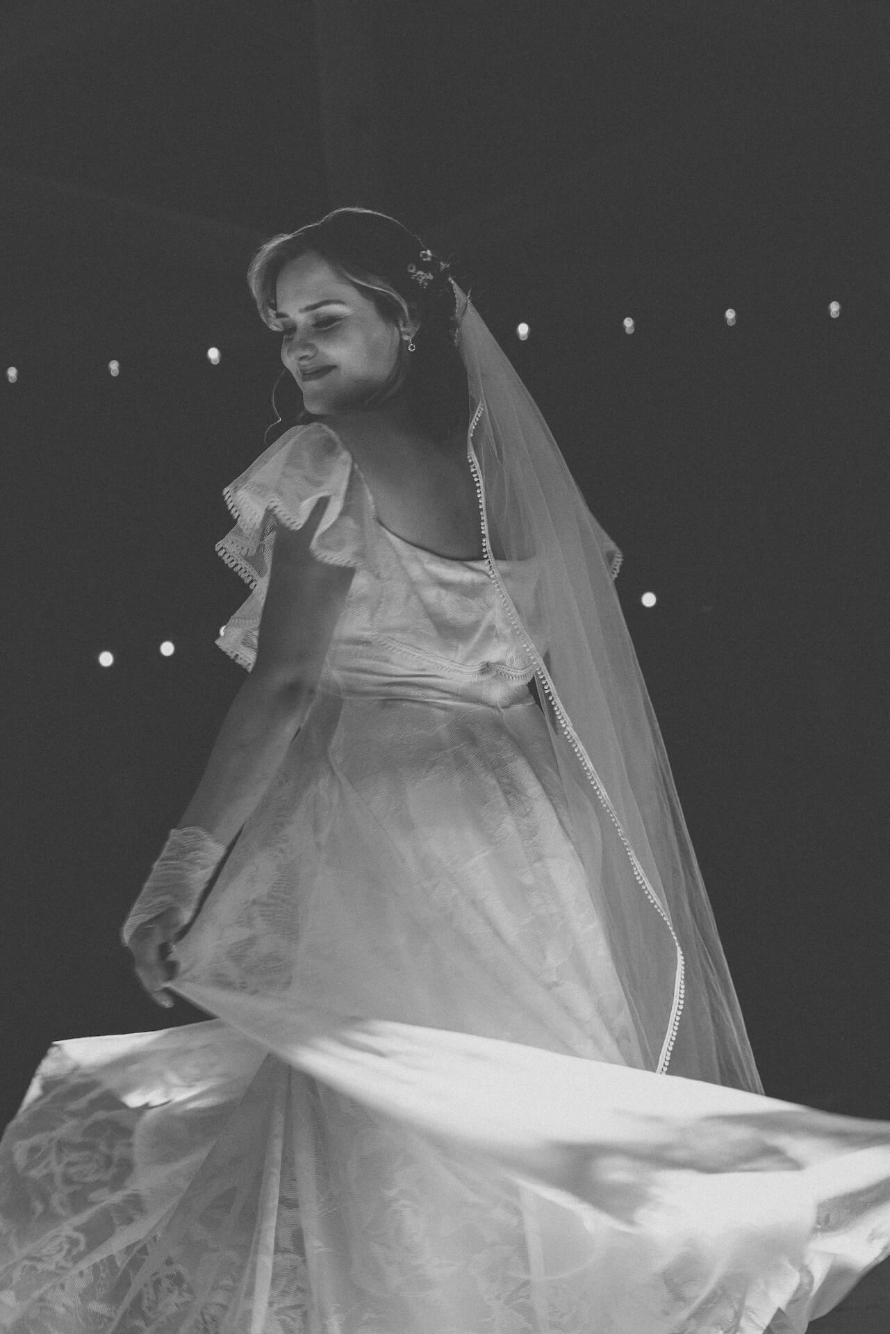 Naturalna fotografia slubna warszawa piekna panna mloda w subtelnej sukni w trakcie tanca solo