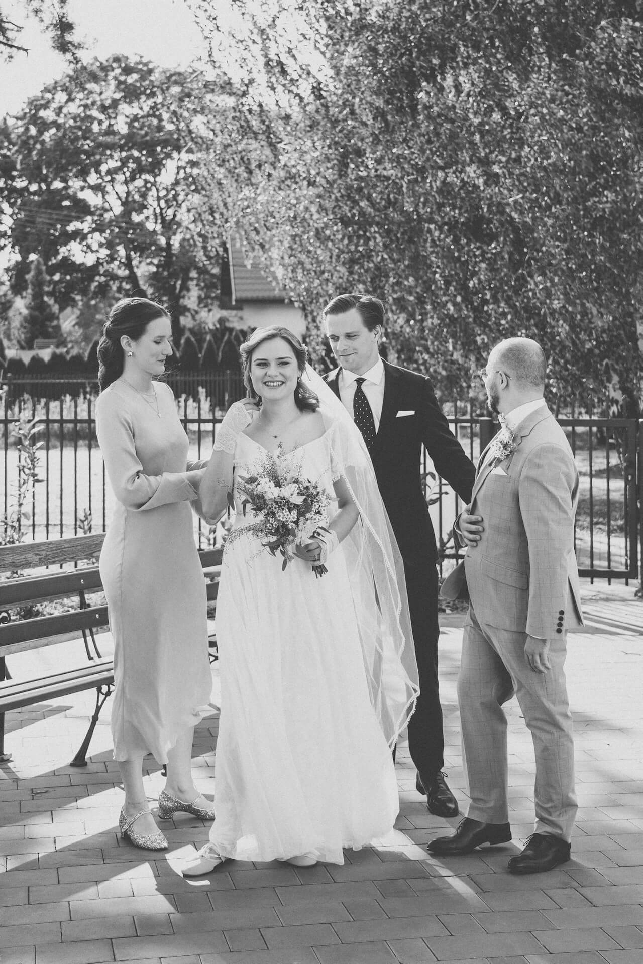 Reportaz ze slubu mazowsze fotograf oczekiwanie przed kosciolem mlodzi i swiadkowie