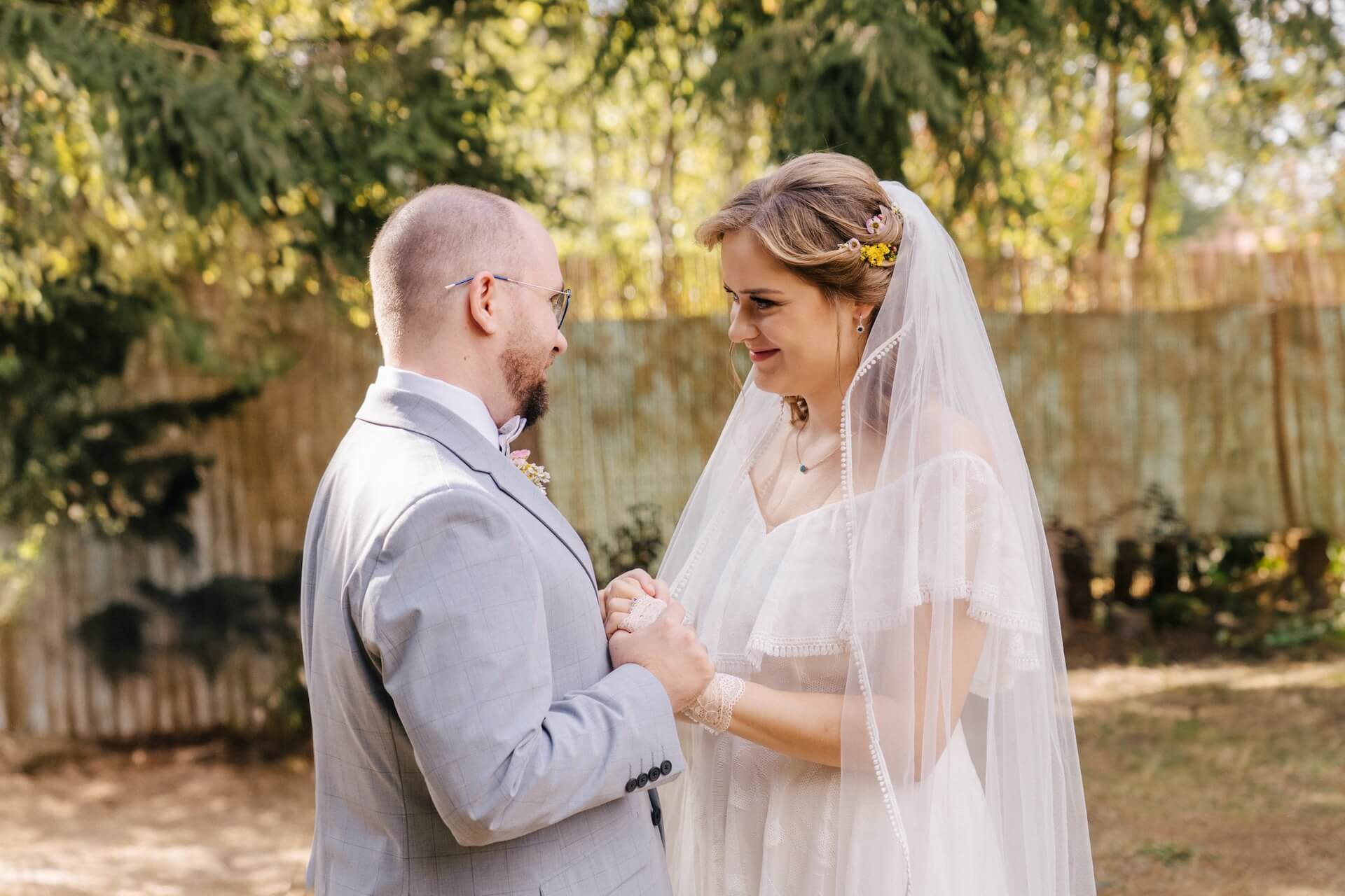 Sesja first look fotograf zdjecie narzeczonych przed slubem opgrod przy domu mlodej