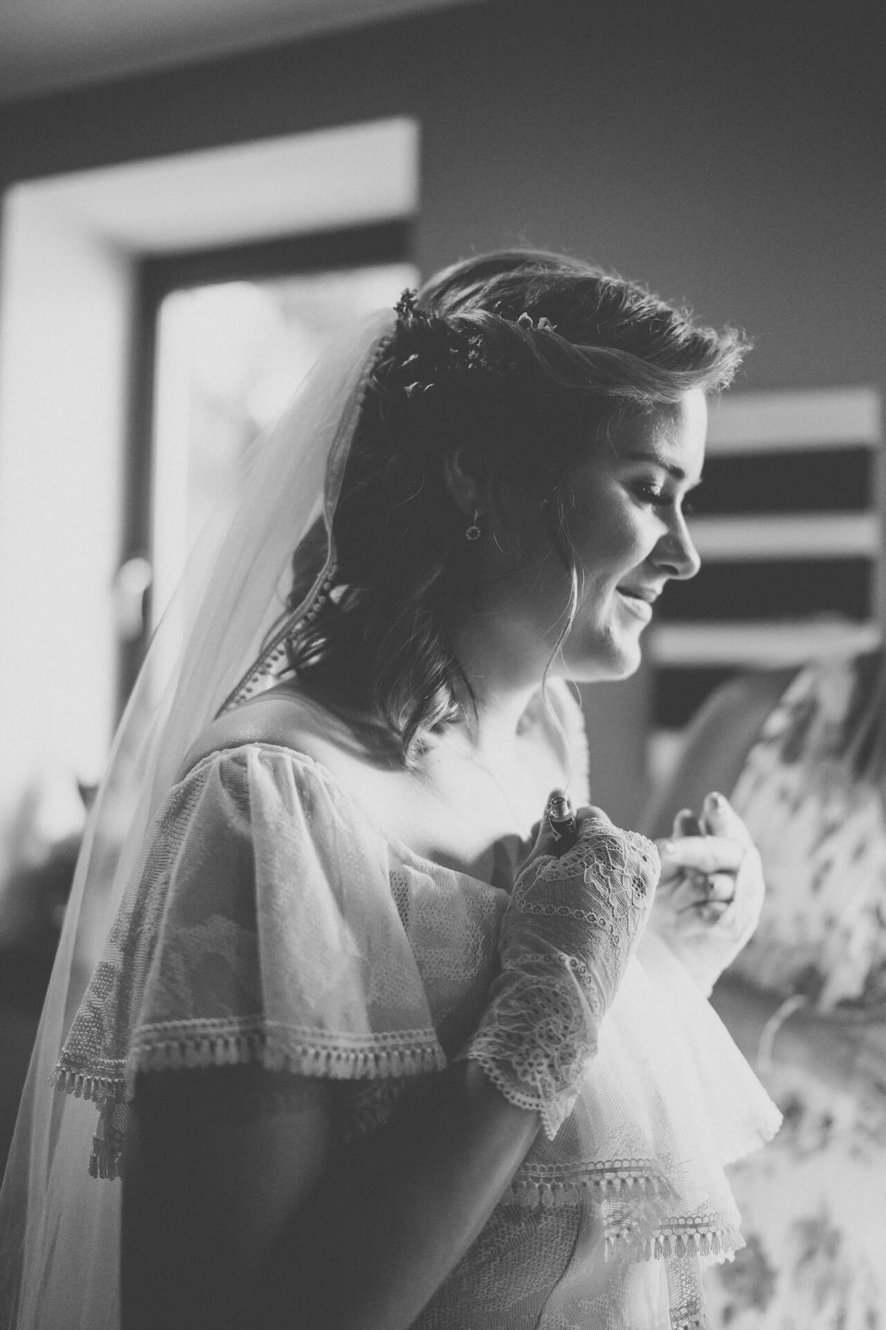 Slub otwock fotograf przygotowania w domu panna mloda w lustrze