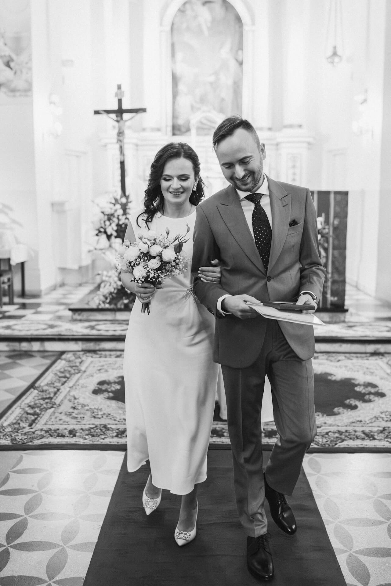 Fotograf na kameralny slub warszawa kosciol sw stanislawa wyjscie z kosciola po slubie