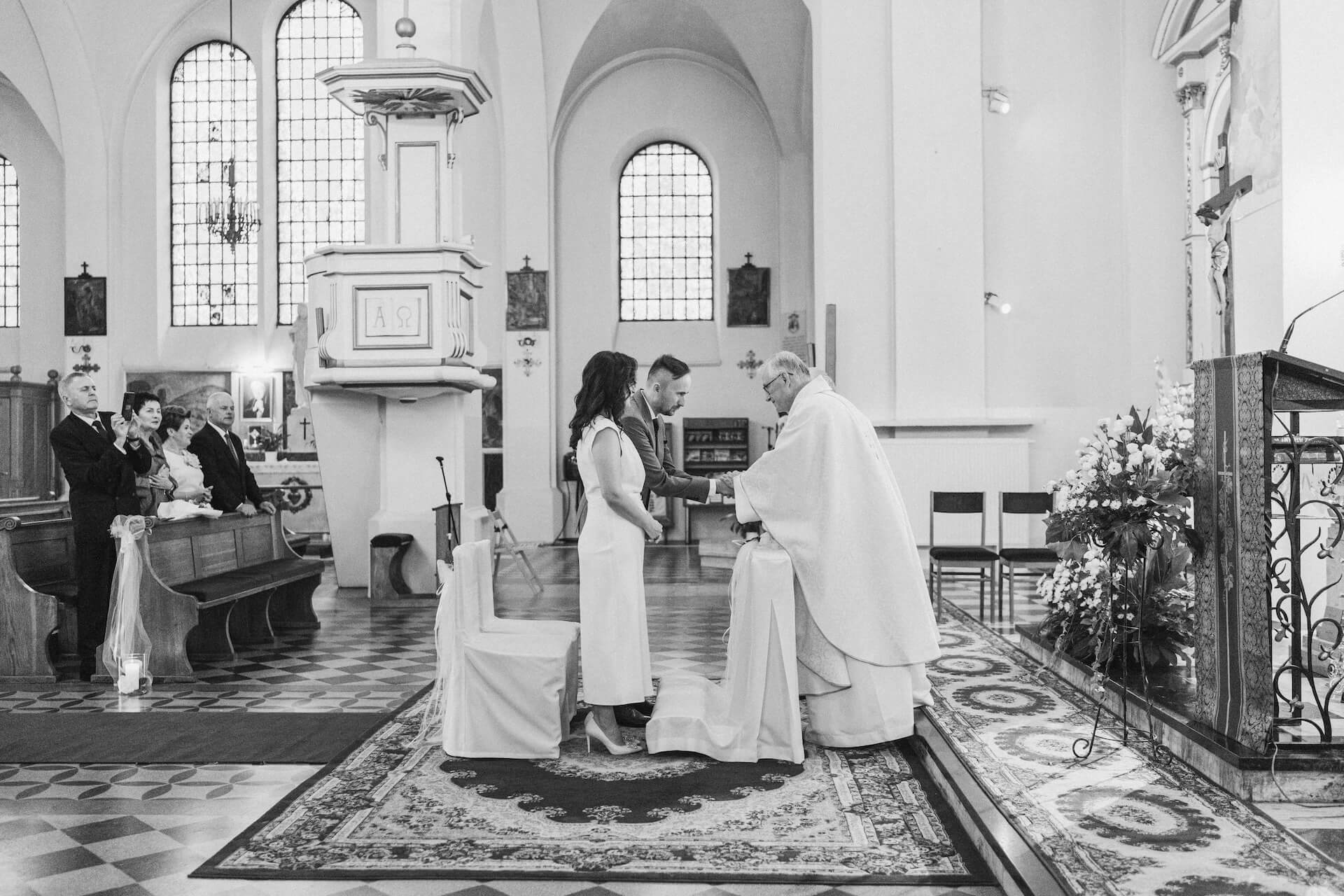 Fotograf na kameralny slub warszawa wola kosciol sw stanislawa blogoslawienstwo na koniec ceremonii