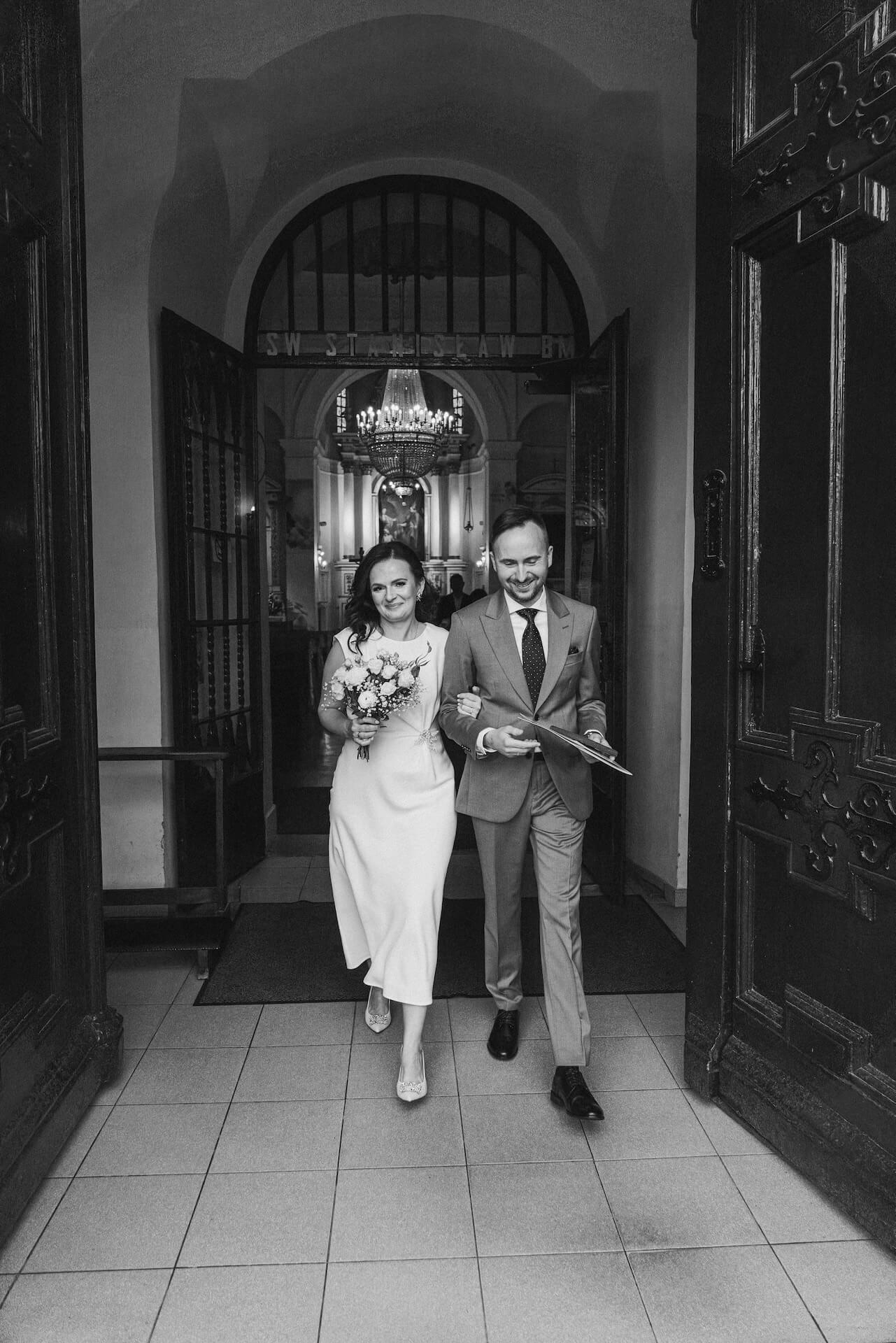 Reportaz ze slubu koscielnego warszawa rodzinna kameralna uroczystosc kosciol sw stanislawa na woli wyjscie mlodych z kosciola