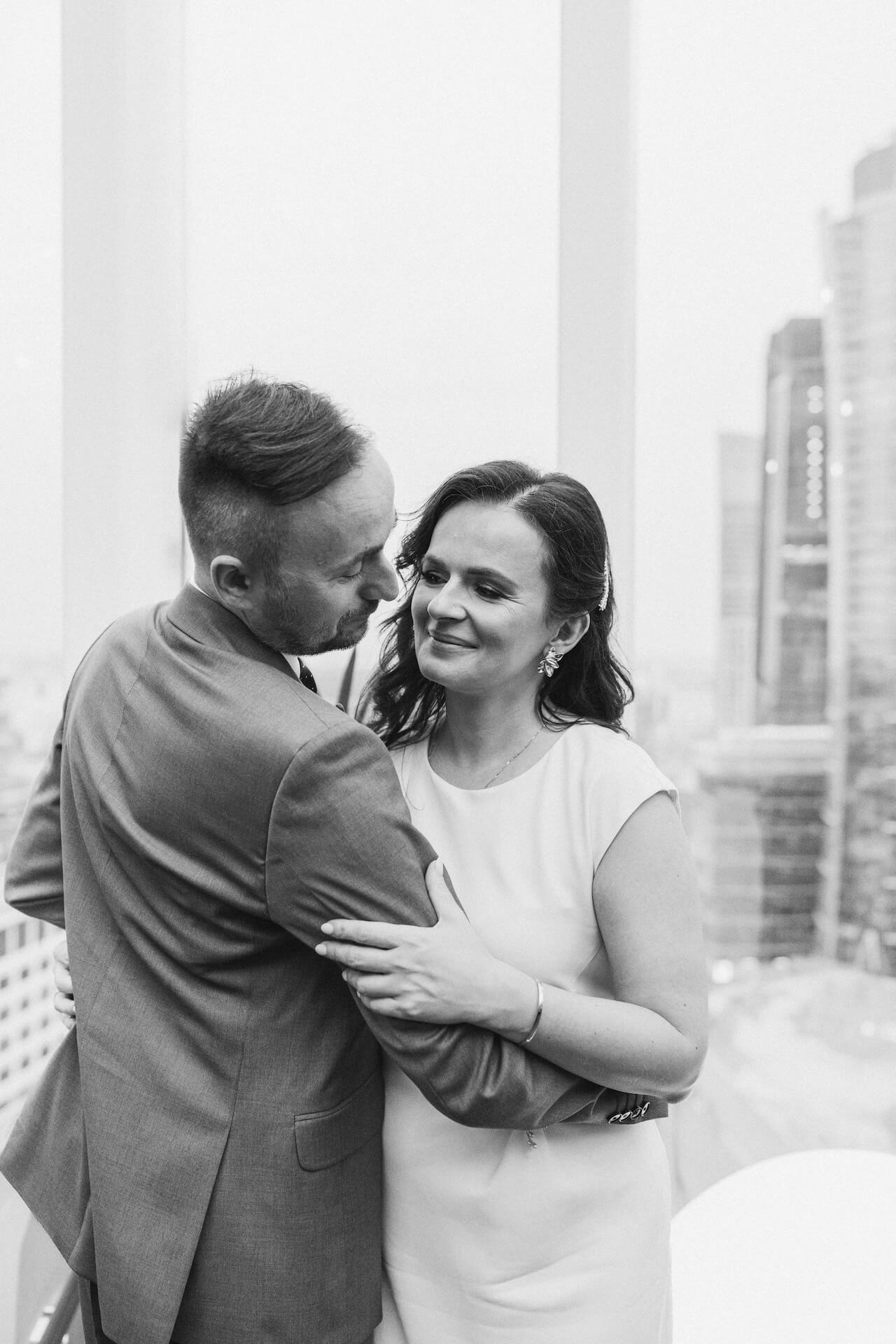 Sesja w dniu slubu warszawa hotel crowne plaza warsaw the hub taras z widokiem na panorame warszawy we dwoje