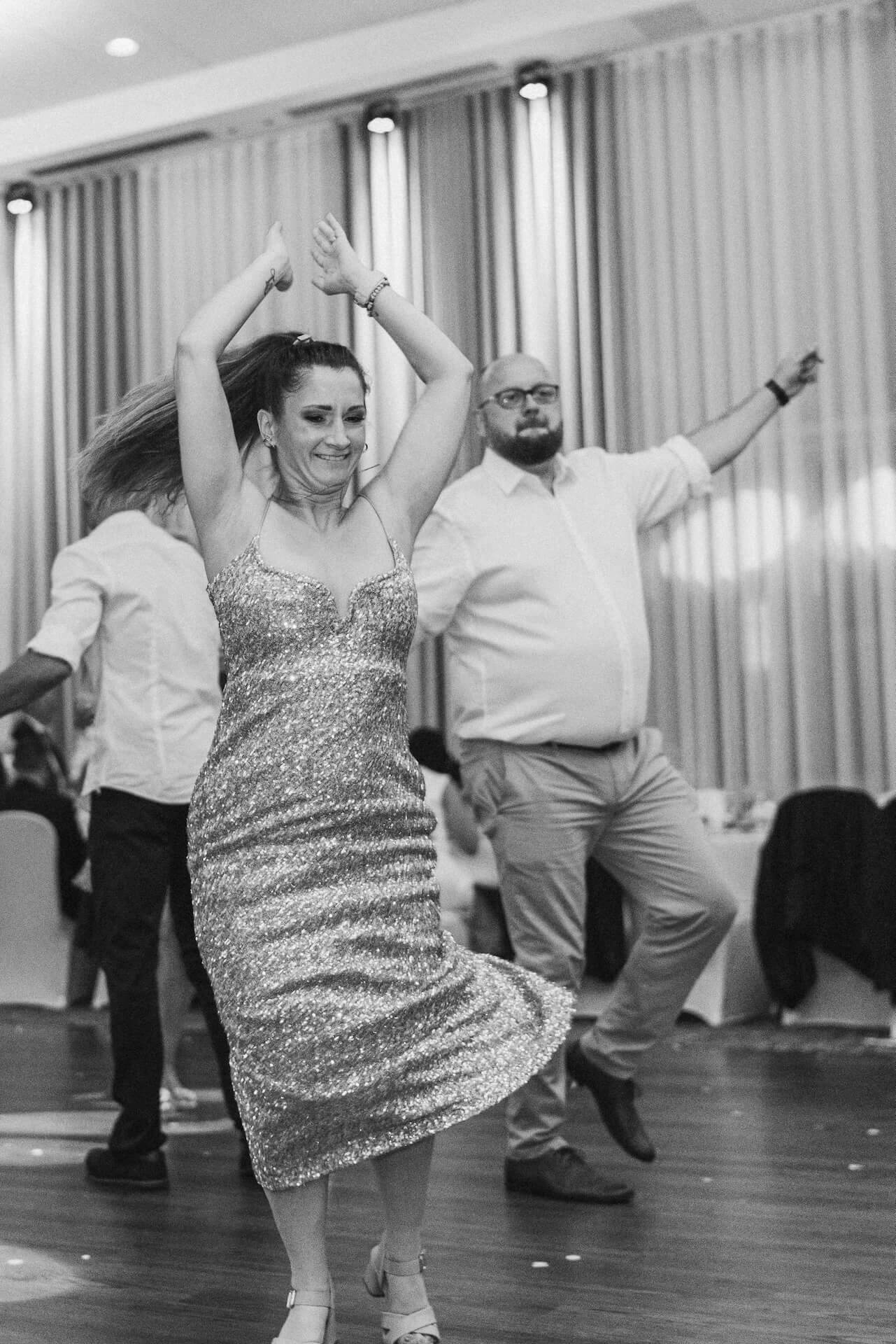 Autentyczne kadry z wesela najlepszy fotograf na slub otwock zhotel taniec spontaniczny piekna kobieta