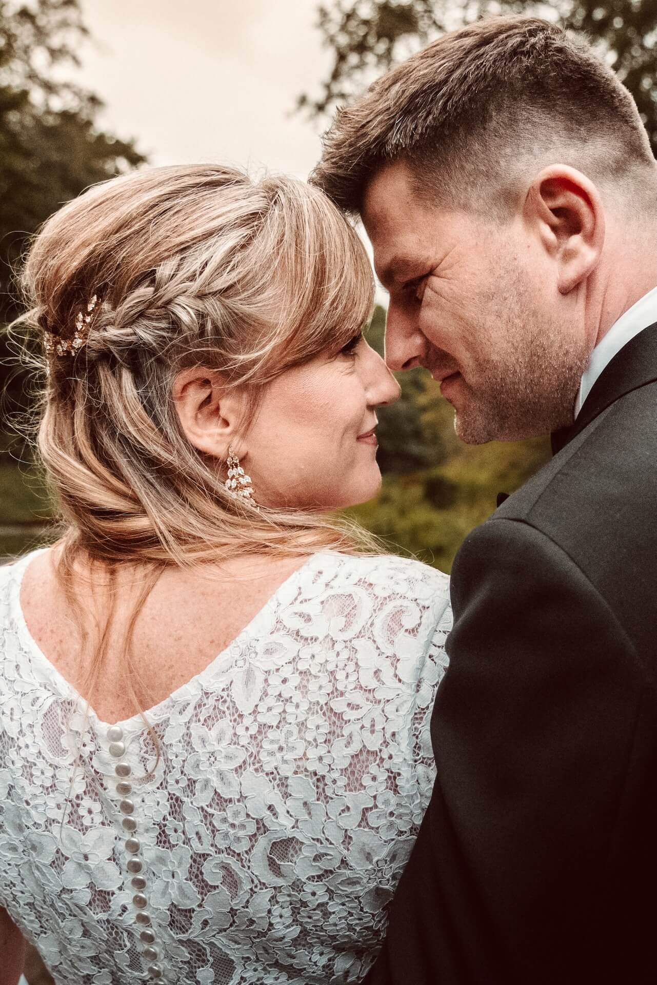 Fotograf na slub otwock sesja w dniu slubu nad rzeka swider mlodzi w objeciach 02