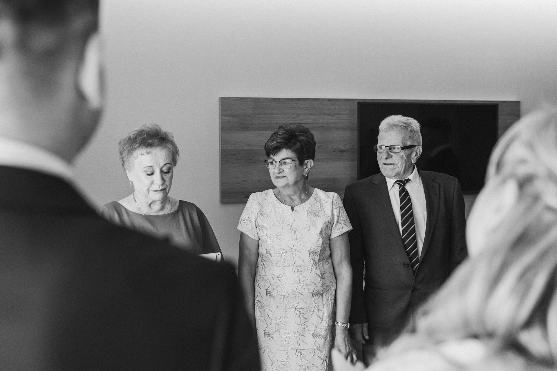 Fotograf na slub warszawa otwock przygotowania do slubu blogoslawienstwo pary mlodej przez rodzicow