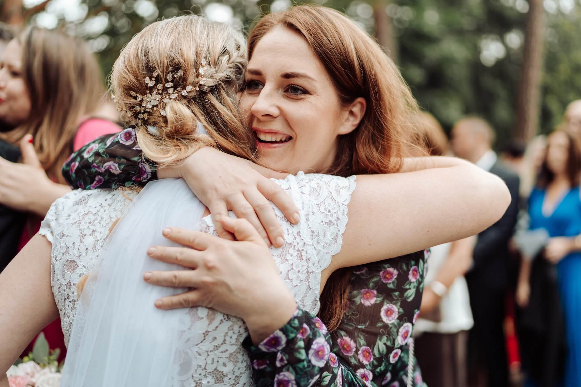 Reportaz ze slubu fotograf mazowsze autentyczne kadry zyczenia od przyjaciolki dla panny mlodej usciski wzruszenie