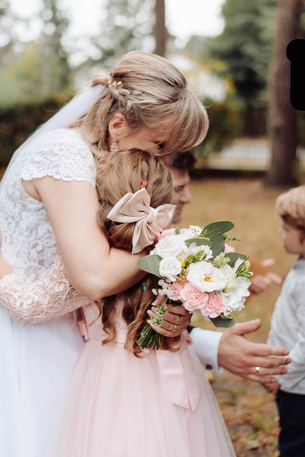 Reportaz ze slubu fotograf mazowsze autentyczne kadry zyczenia po slubie mloda przytula siostrzenice wzruszajacy moment