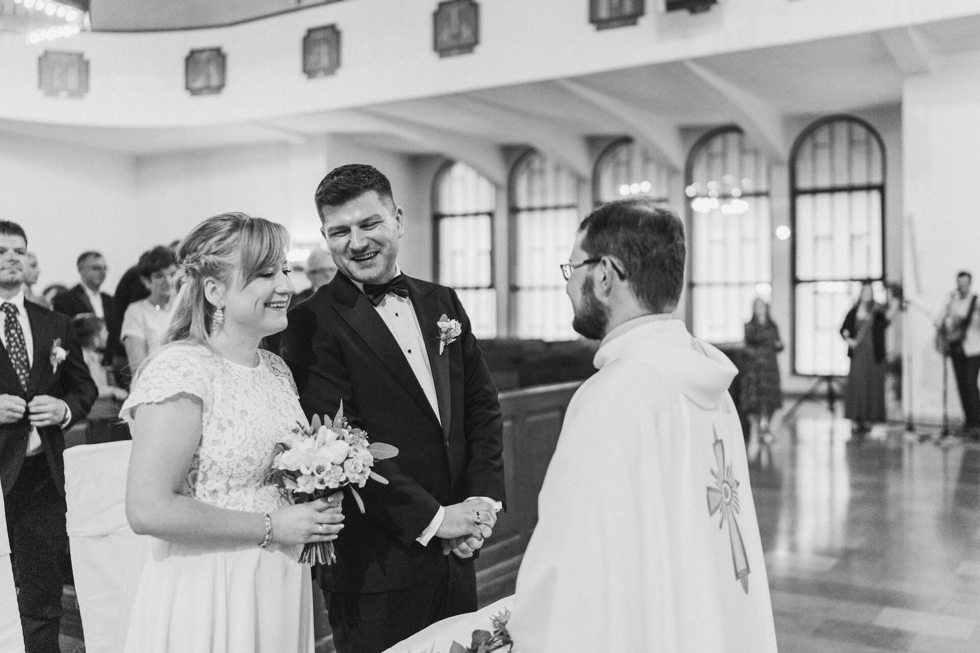 Reportaz ze slubu otwock fotograf kosciol swietej teresy od dzieciatka jezus otwock swider blogoslawienstwo mlodych udzielone przez ksiedza