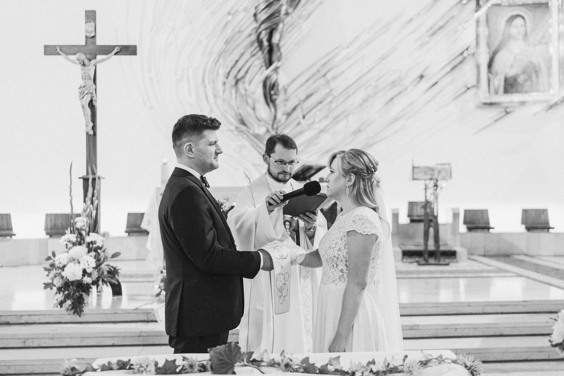 Reportaz ze slubu otwock fotograf kosciol swietej teresy od dzieciatka jezus otwock swider przysiega malzenska