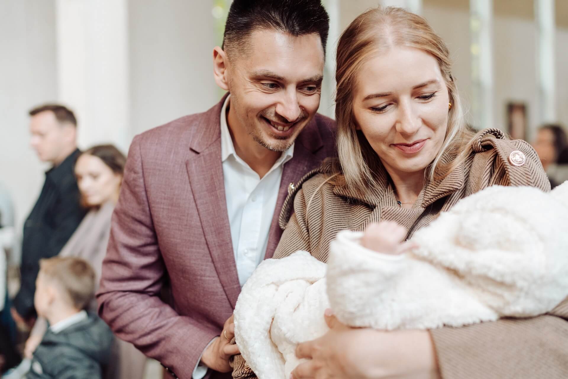 Rodzice dziecka czekają na ceremonię chrztu córki w kościele Michalitów, Grodzisk Mazowiecki Miłochów