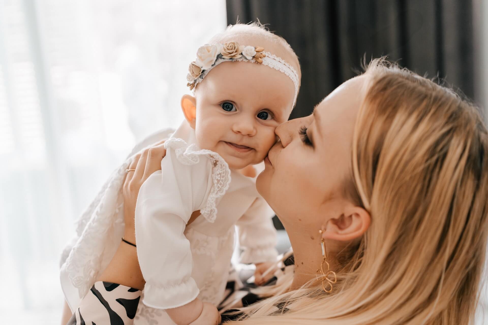 Przygotowania do chrztu w domu — mama całuje córkę, Warszawa Piaseczno