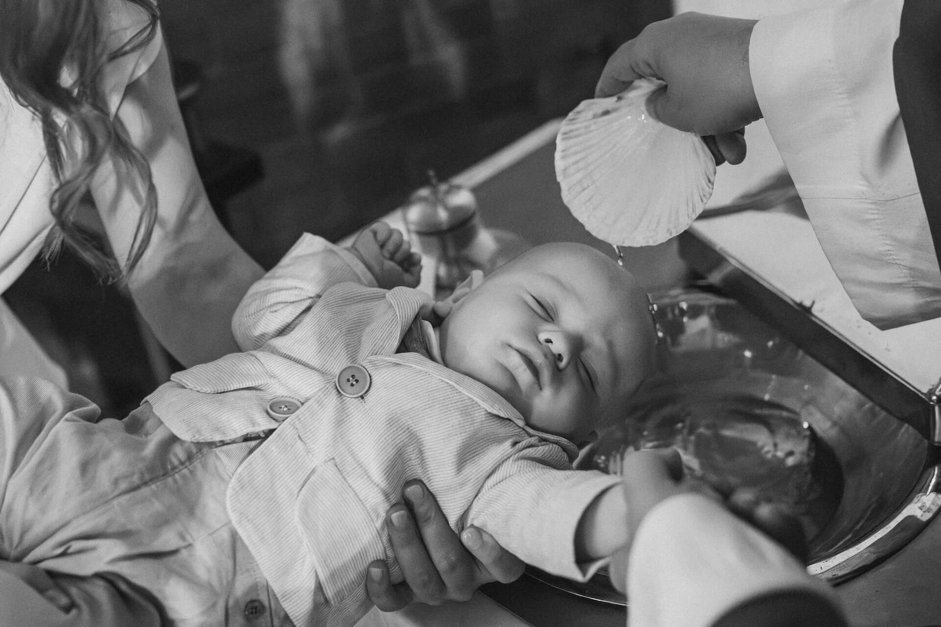 Polanie wodą święconą podczas chrztu świętego w kościele na Służewie, Warszawa Mokotów