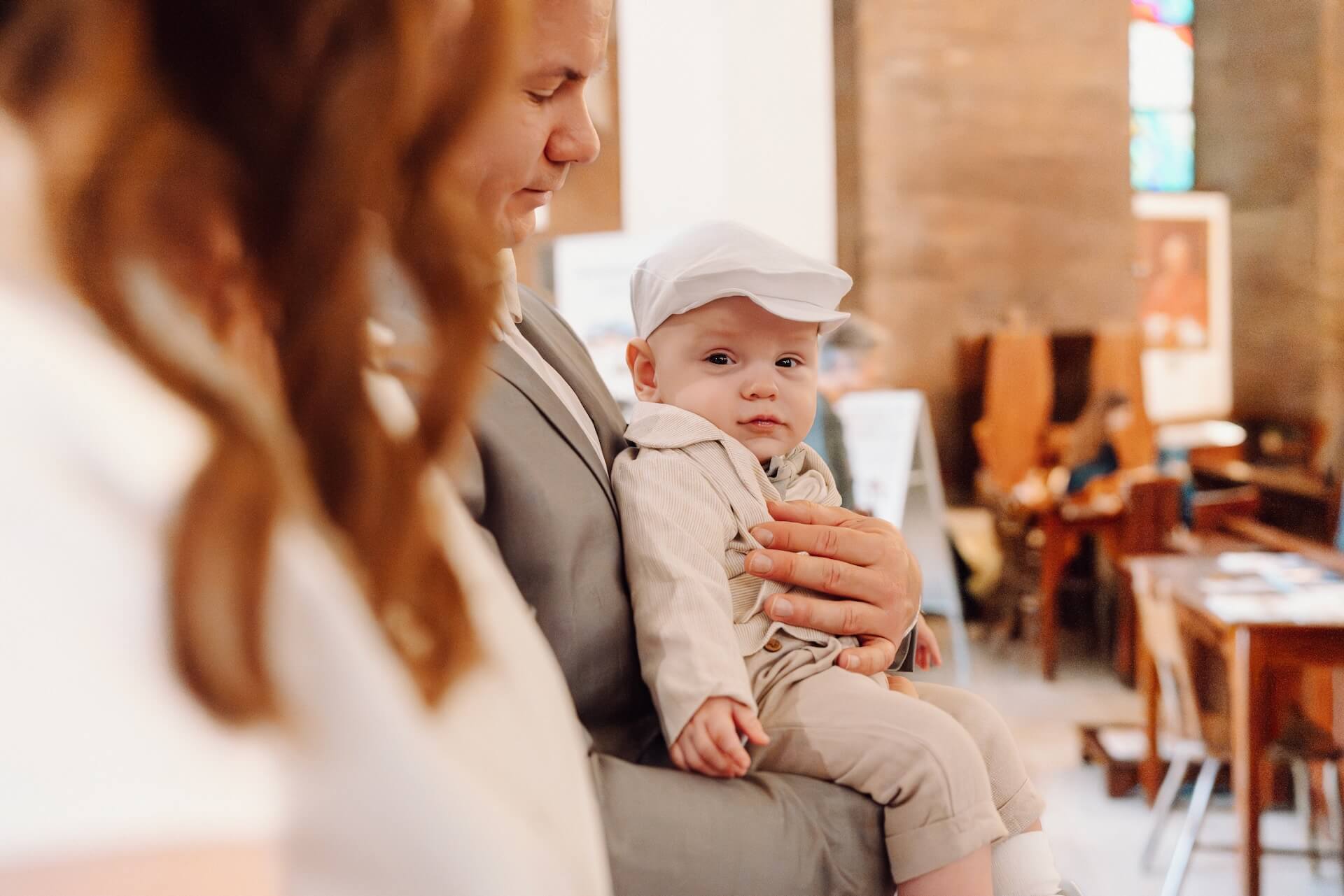 Reportaż z chrztu świętego — chłopiec podczas mszy świętej w kościele na Służewiu, Warszawa Mokotów